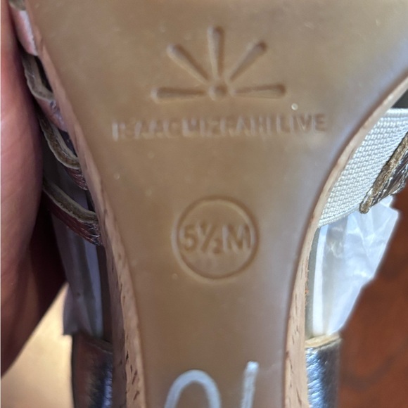 Brand new Gold Isaac Mizrahi sandals - Picture 3 of 4